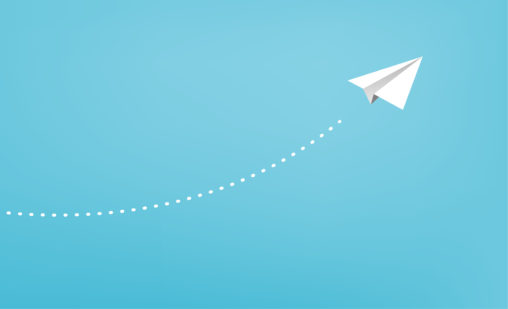 上昇する紙飛行機